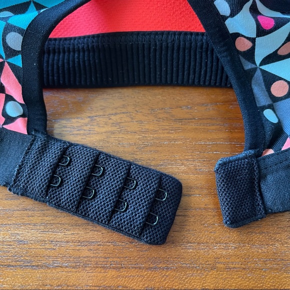 Victorias Secret VSX Sports Bra size 32B - Picture 6 of 7